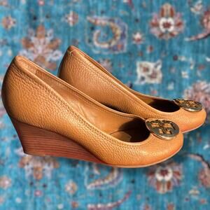 Size 8 TORY BURCH Royal Tan Sally Tumbled Leather Wedge Shoes Gold Tone Logo EUC